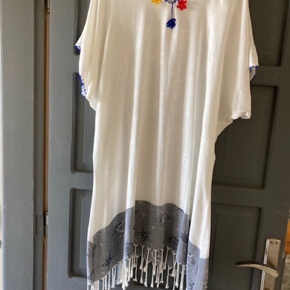 NWOT Beach coverup, Turkish cotton with crochet flowers and fringes, white - Picture 4 of 5